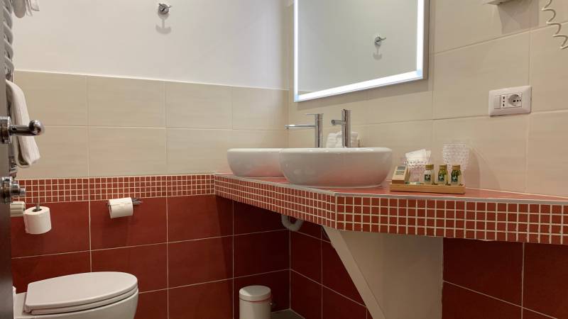 Relais-piazza-del-popolo-bathroom-suite-junior-1